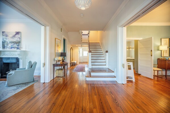 المنشأة من الداخل