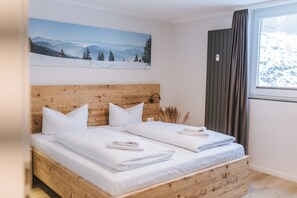 3 bedrooms, travel cot, WiFi, bed sheets - Vacation apartment Schneeglück for 10 people with large terrace (Winterberg)
