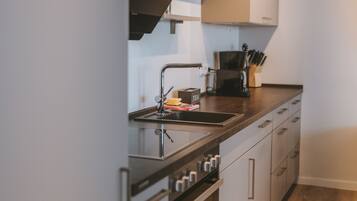 Frigorifero, microonde, forno, piano cottura