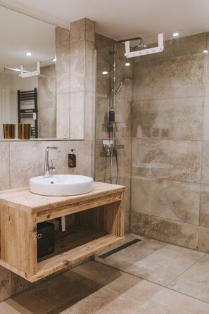 Dusche, Haartrockner, Handtücher, Toilettenpapier