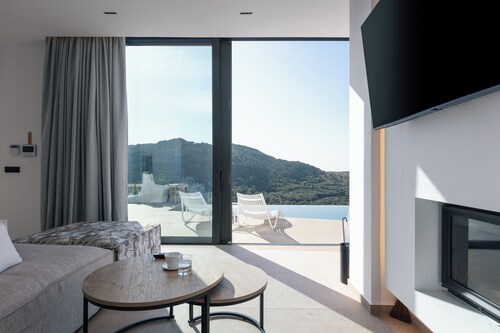 Charming 3-bedroom villa in delightful Palaiochora with fitness room,