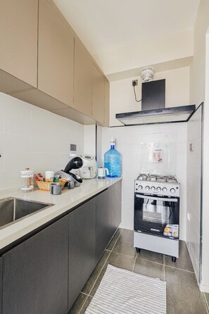 Geladeira, micro-ondas, fogão, cooktop
