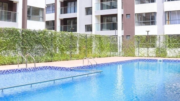 Un immeuble d’appartements moderne doté d’une piscine.