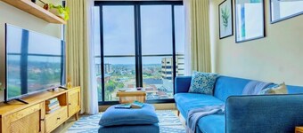 Ultimate Safari Retreat, airport in 9mins, Pool,Gym,Binoculars & Coffee