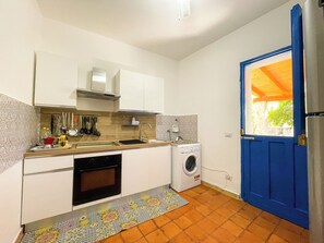 Fridge, oven, stovetop, coffee/tea maker