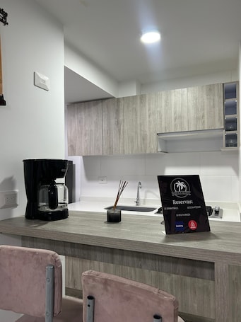 Cafetera/tetera, licuadora, plancha de cocina, artículos de limpieza. Horeb Paradise