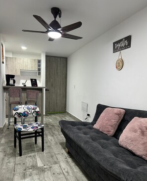 Appartamento Basic, balcone | Area soggiorno | TV a schermo piatto 40 pollici con canali digitali, TV