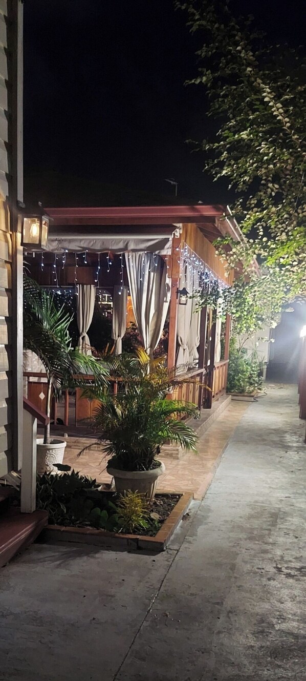 Terrace/patio - Two charming 2-bedroom cottages with AC and WiFi in delightful Queenstown Gtown (Georgetown)