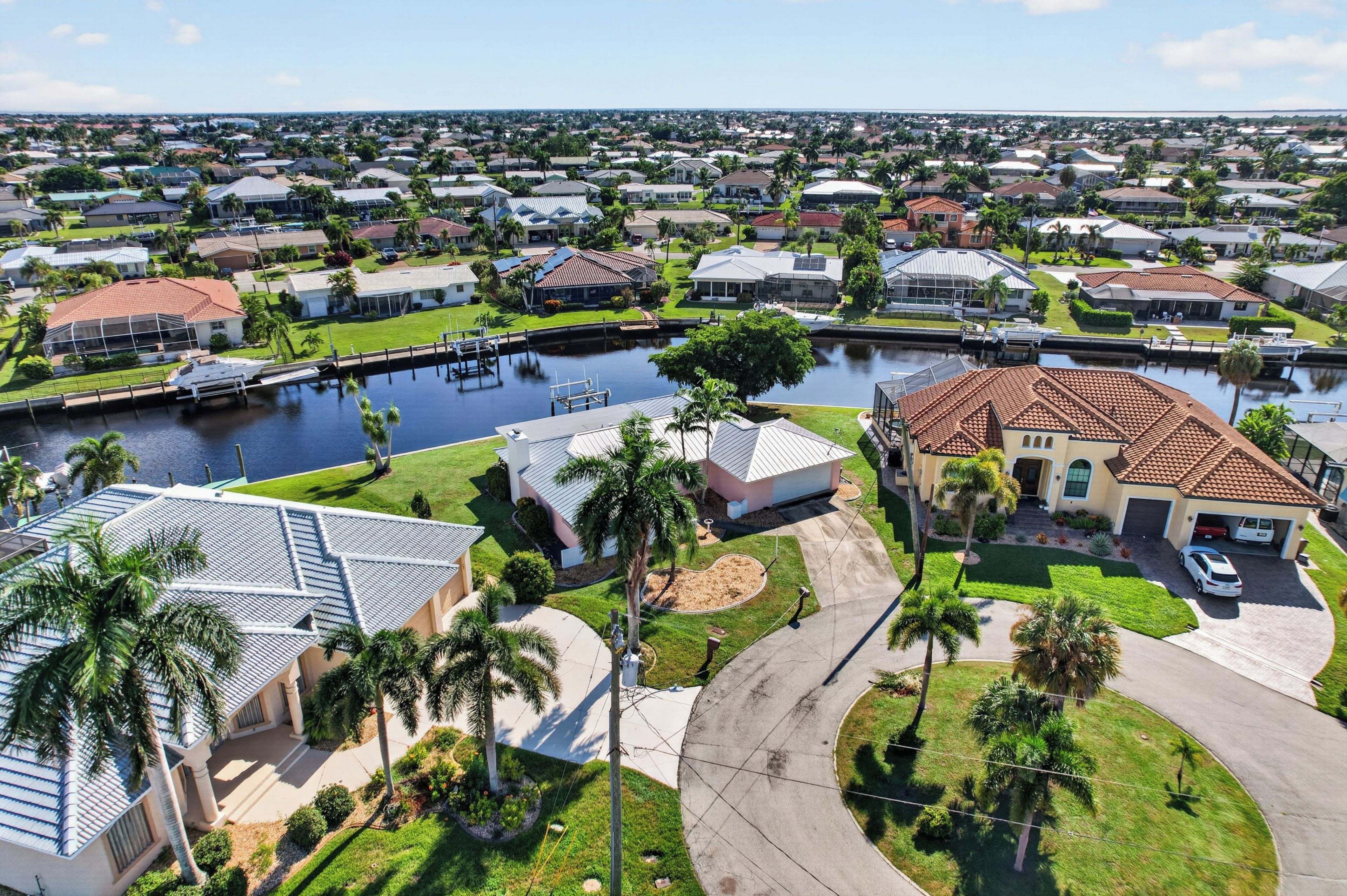 Un quartier résidentiel avec des maisons, un canal et un quai pour bateaux.