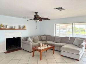 Smart TV, chimenea, videojuegos, reproductor de DVD