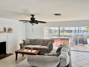 Smart TV, chimenea, videojuegos, reproductor de DVD