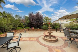 Outdoor dining - Cozy Family Home, Spacious Patio & King Beds (El Paso)