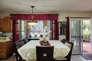 Dining - Cozy Family Home, Spacious Patio & King Beds (El Paso)