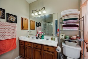 Hair dryer, towels, soap, toilet paper - Cozy Family Home, Spacious Patio & King Beds (El Paso)