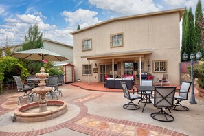 Outdoor dining - Cozy Family Home, Spacious Patio & King Beds (El Paso)