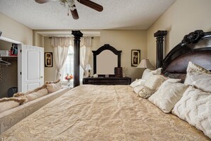 4 bedrooms, iron/ironing board, WiFi, bed sheets - Cozy Family Home, Spacious Patio & King Beds (El Paso)