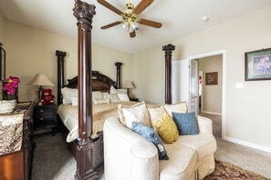 4 bedrooms, iron/ironing board, WiFi, bed sheets - Cozy Family Home, Spacious Patio & King Beds (El Paso)