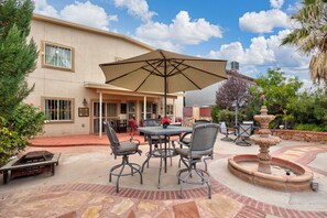 Outdoor dining - Cozy Family Home, Spacious Patio & King Beds (El Paso)
