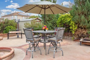 Outdoor dining - Cozy Family Home, Spacious Patio & King Beds (El Paso)