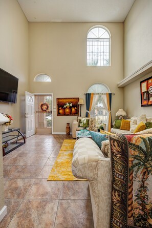 Living area - Cozy Family Home, Spacious Patio & King Beds (El Paso)