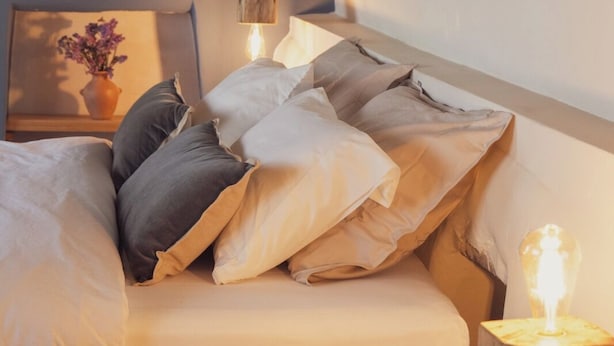 A cozy bedroom with a bed, pillows, a bedside table, a hanging lamp, and a nightstand with a lamp. - Dona Catta Boutique Loft—Just 10 minutes from the station! (Ollantaytambo)