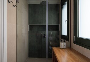 Luxe villa, uitzicht op zee | Badkamer met douche