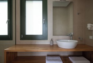 Luxe villa, uitzicht op zee | Badkamer met wastafel