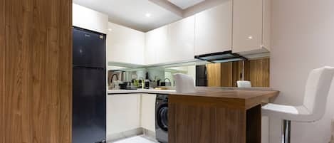 Kylskåp, mikrovågsugn, ugn och spishäll