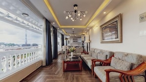 Ein modernes Wohnzimmer mit einer Couch, einem Couchtisch und Blick auf die Stadt.