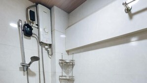 A bathroom with a shower, a toilet, and a sink. - RedDoorz near Baguio Night Market (Baguio)