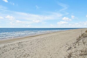 Vlak bij het strand, ligstoelen