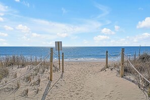 ビーチの近く、サンラウンジャー