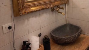 مجففات شعر، مناشف، صابون، ورق حمّام