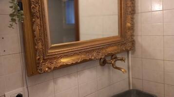 Asciugacapelli, asciugamani, sapone, carta igienica