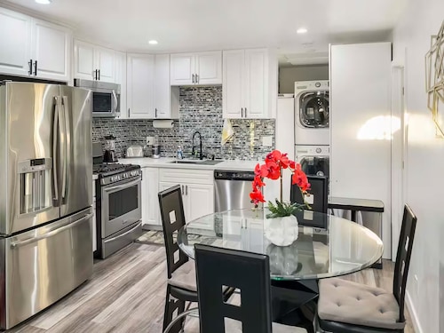 Shalimar Retreat, Large Pool, Hot Tub, Game Room, Backyard, 5 Bdrooms, BBQ Grill