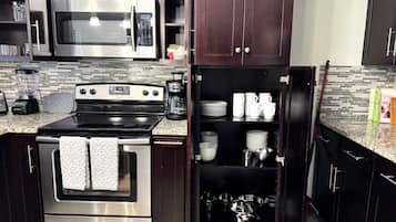 Geladeira, micro-ondas, fogão, cooktop