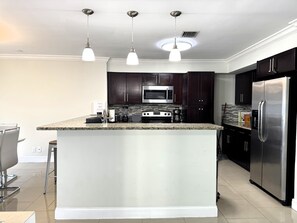 Frigorifero, microonde, forno, piano cottura