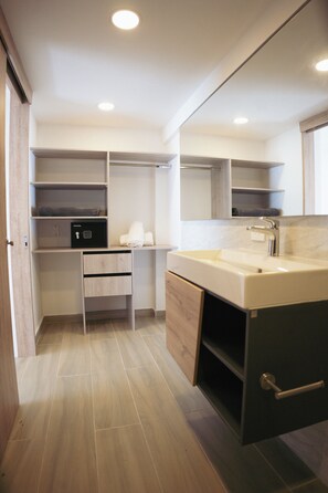 Suite, Sea View | Bathroom | Shower, hair dryer, towels, soap - Mangrove Bay Hotel (San Andrés)