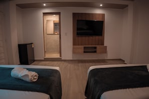 Habitación cuádruple superior | Caja fuerte, cortinas opacas, tabla de planchar con plancha
