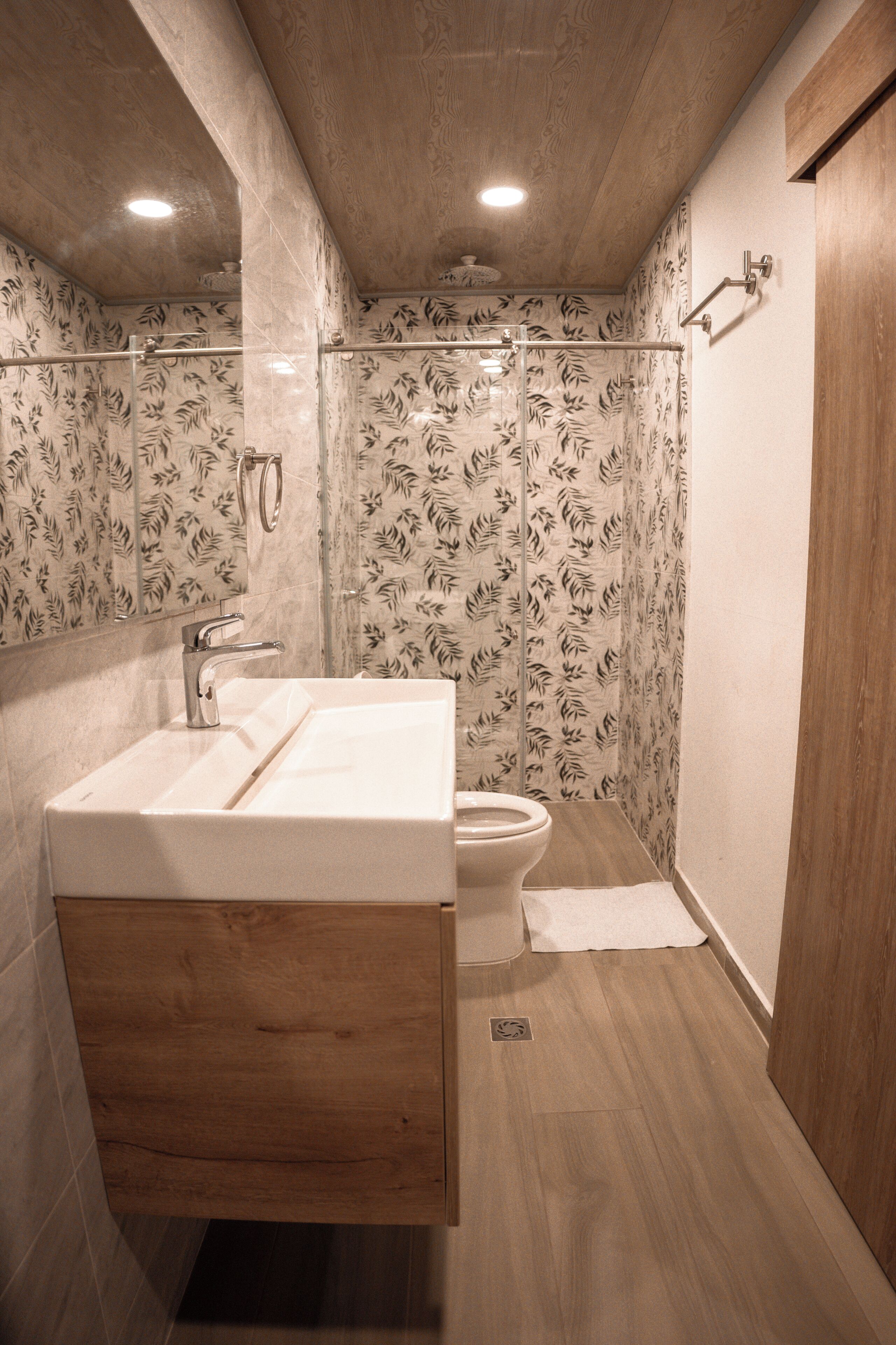 Ein modernes Badezimmer mit einem Holzkosmetikschrank, einem Waschbecken und einer Toilette.