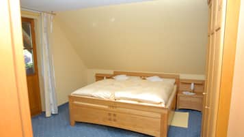 1 quarto, ferros/tábuas de passar roupa, berço de viagem