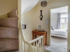 4 bedrooms, iron/ironing board, WiFi, bed sheets - 43 Sunhill-3 Bath-Central Cowes-Sleeps 8 (Isle of Wight)