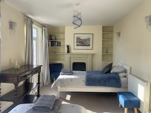 4 habitaciones, tabla de planchar con plancha, wifi y ropa de cama 