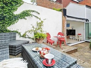 Outdoor dining - 43 Sunhill-3 Bath-Central Cowes-Sleeps 8 (Isle of Wight)