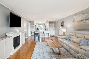 Smart TV, fireplace