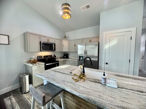 Kylskåp, mikrovågsugn, ugn och spishäll