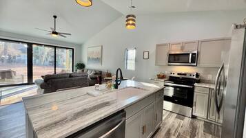 Frigorífico, microondas, horno y placa de cocina