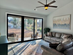 Älytelevisio, kirjoja, videokirjasto