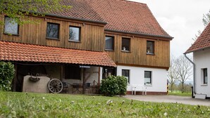 Un edificio tradicional europeo con fachada de madera y tejado de tejas.