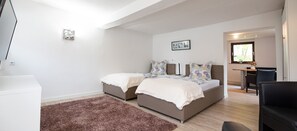 1 dormitorio, tabla de planchar con plancha, wifi y ropa de cama